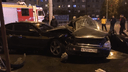 «Водителя зажало в машине»: на проспекте Космонавтов Lada и Chevrolet столкнулись и вылетели на тротуар