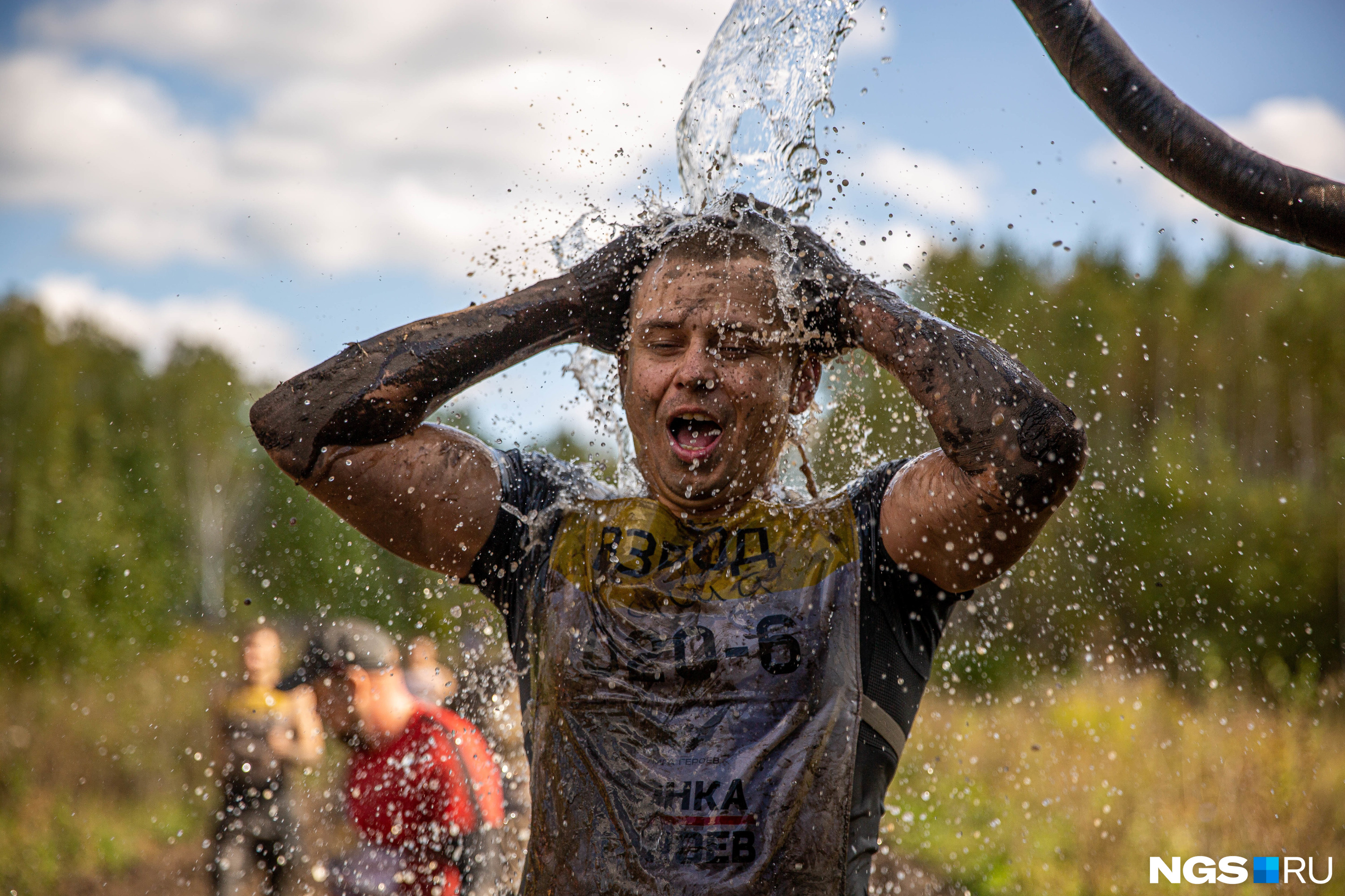 Однако самым приятным моментом для многих участников забега стал душ, когда можно было смыть всю грязь и наконец выдохнуть, ведь финалисты доказали, что они — герои