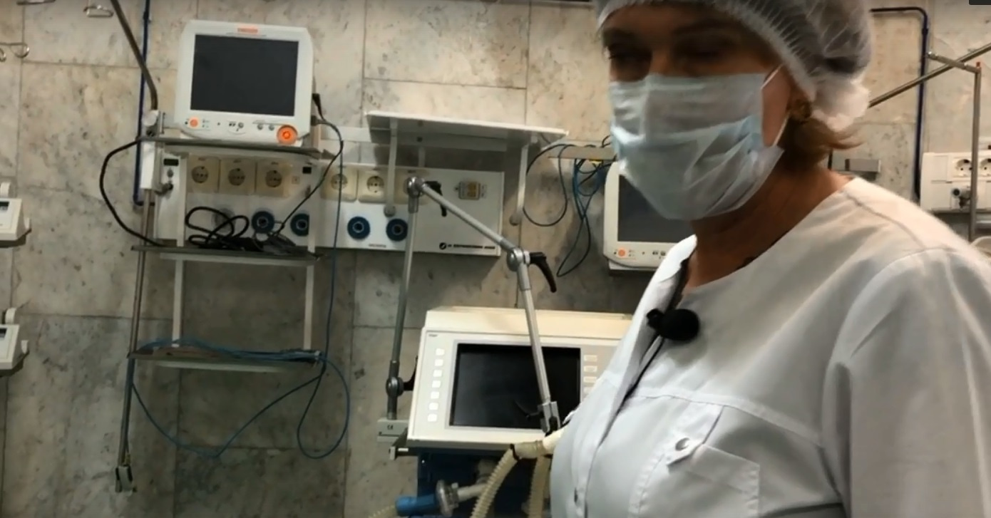 В больнице есть различное оборудование, в том числе и ИВЛ (аппарат искусственной вентиляции лёгких)
