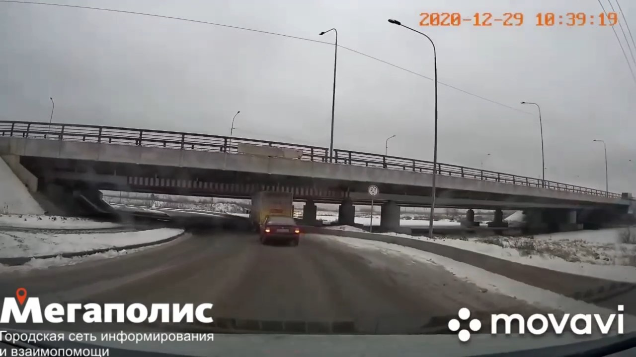 Скриншот видео из группы&nbsp;<a href="https://vk.com/wall-68471405_14352849" target="_blank" class="_">«ДТП и ЧП | Санкт-Петербург»</a>