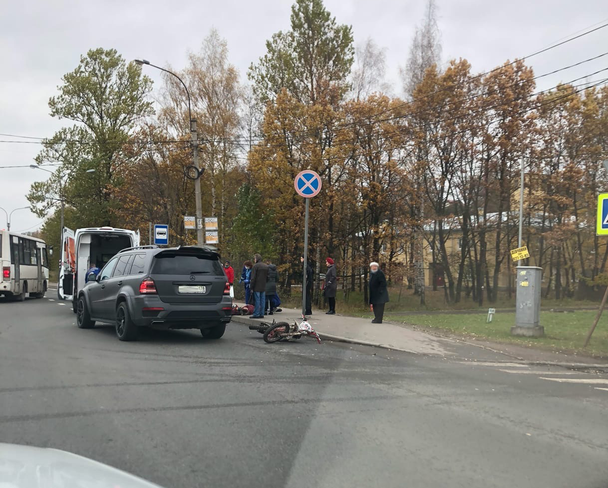 Подросток на мотоцикле без документов попал под машину в Парголово
