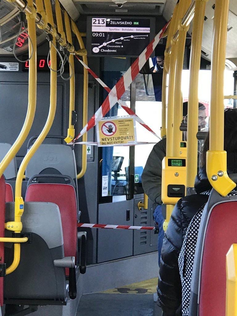 В пятницу, 13-го в городских автобусах появились красно-белые ленты, чтобы пассажиры не приближались к водителю и не могли на него кашлять