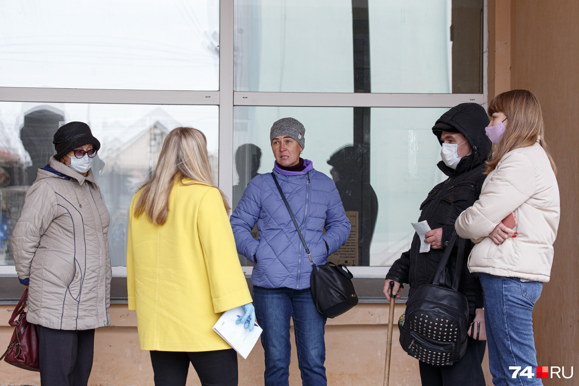 Пришедшие раньше времени больные ждут открытия отделения на улице Пришедшие раньше времени больные ждут открытия отделения на улице