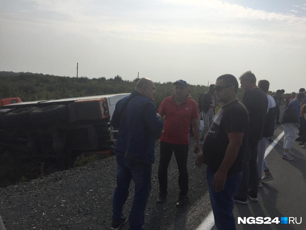 Автобус вез пассажиров из аэропорта Алыкель Автобус вез пассажиров из аэропорта Алыкель