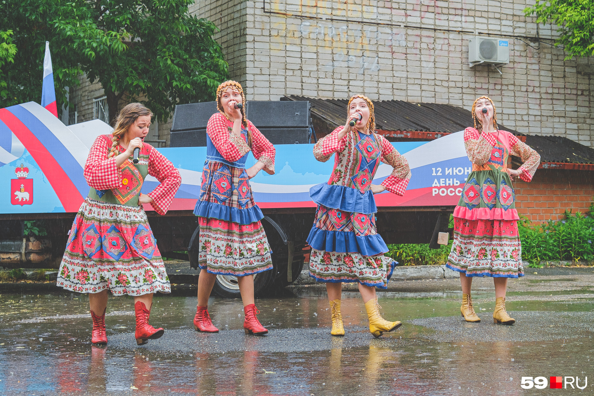 Веселые танцы под дождем 