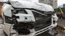 Ночью лихач на Toyota врезался в столб и вылетел на тротуар в Волгограде
