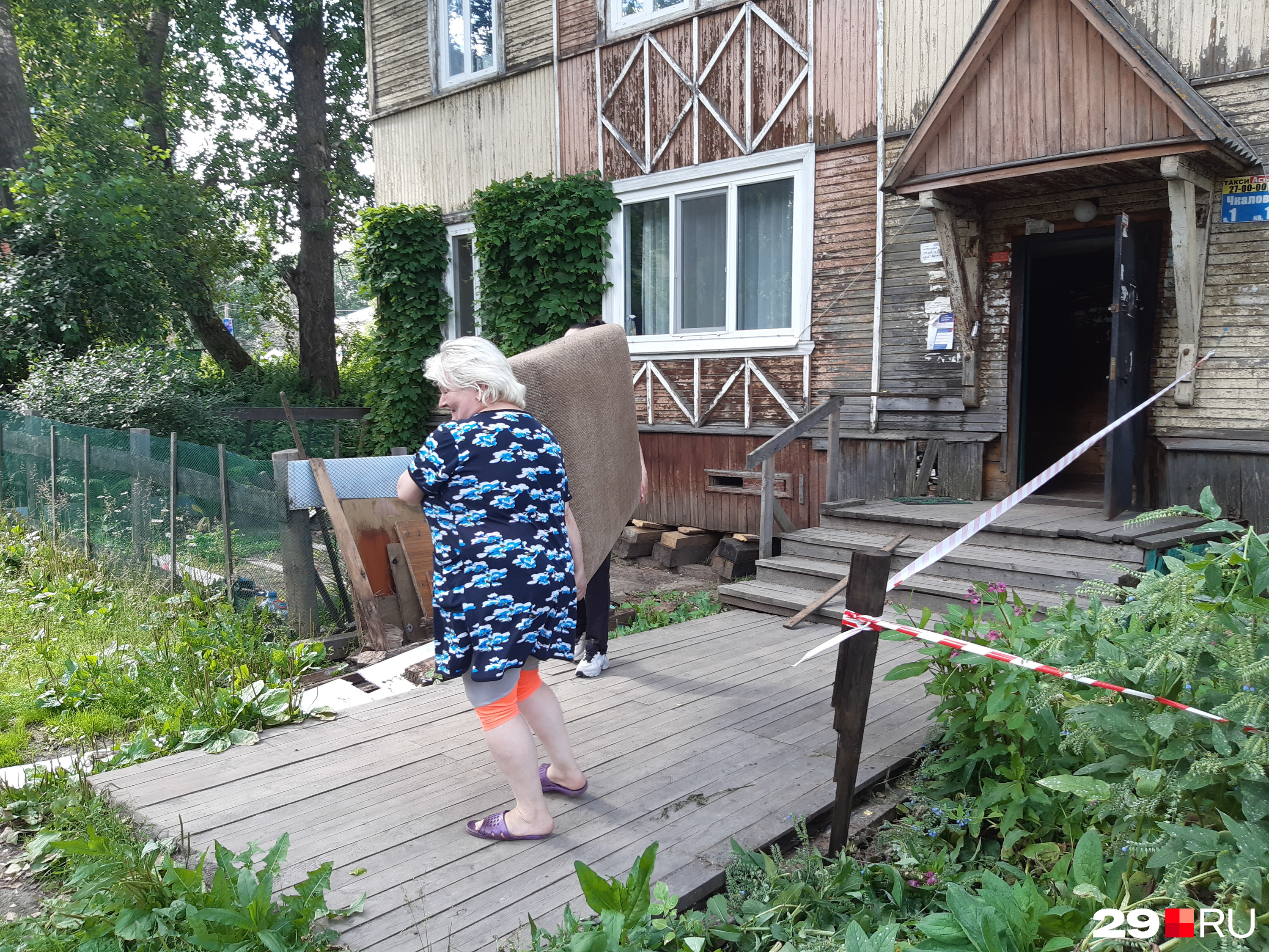 Надежда Солдатова и ее соседка выносят из дома диван