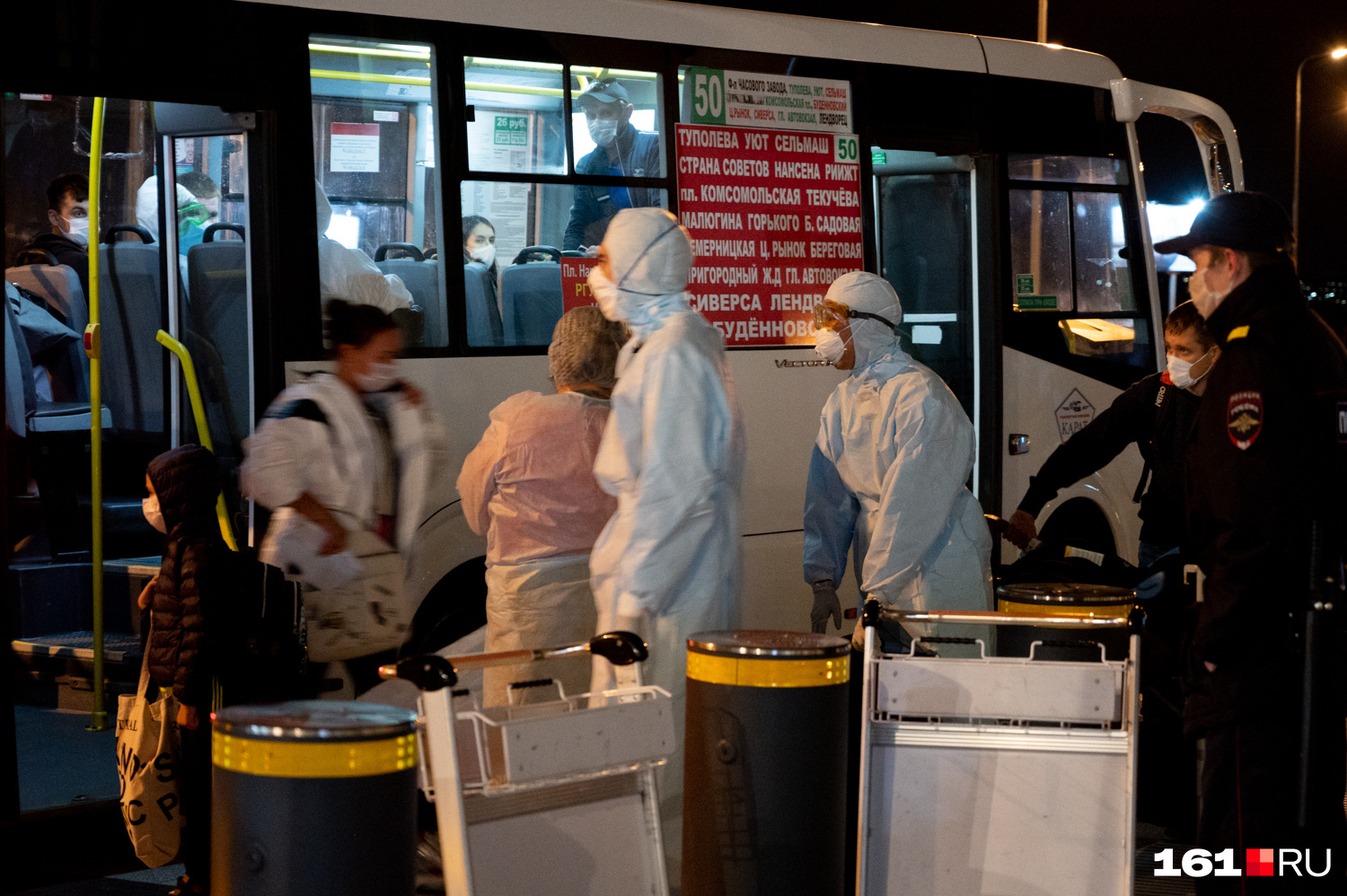 Медики и сотрудники Роспотребнадзора распределили прибывших по автобусам — в зависимости от места проживания. Всех развезли по домам на самоизоляцию