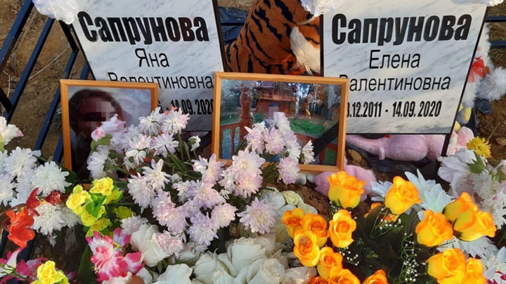 На могиле игрушки, цветы и конфеты: убитых девочек-сестёр похоронили в Рыбинске