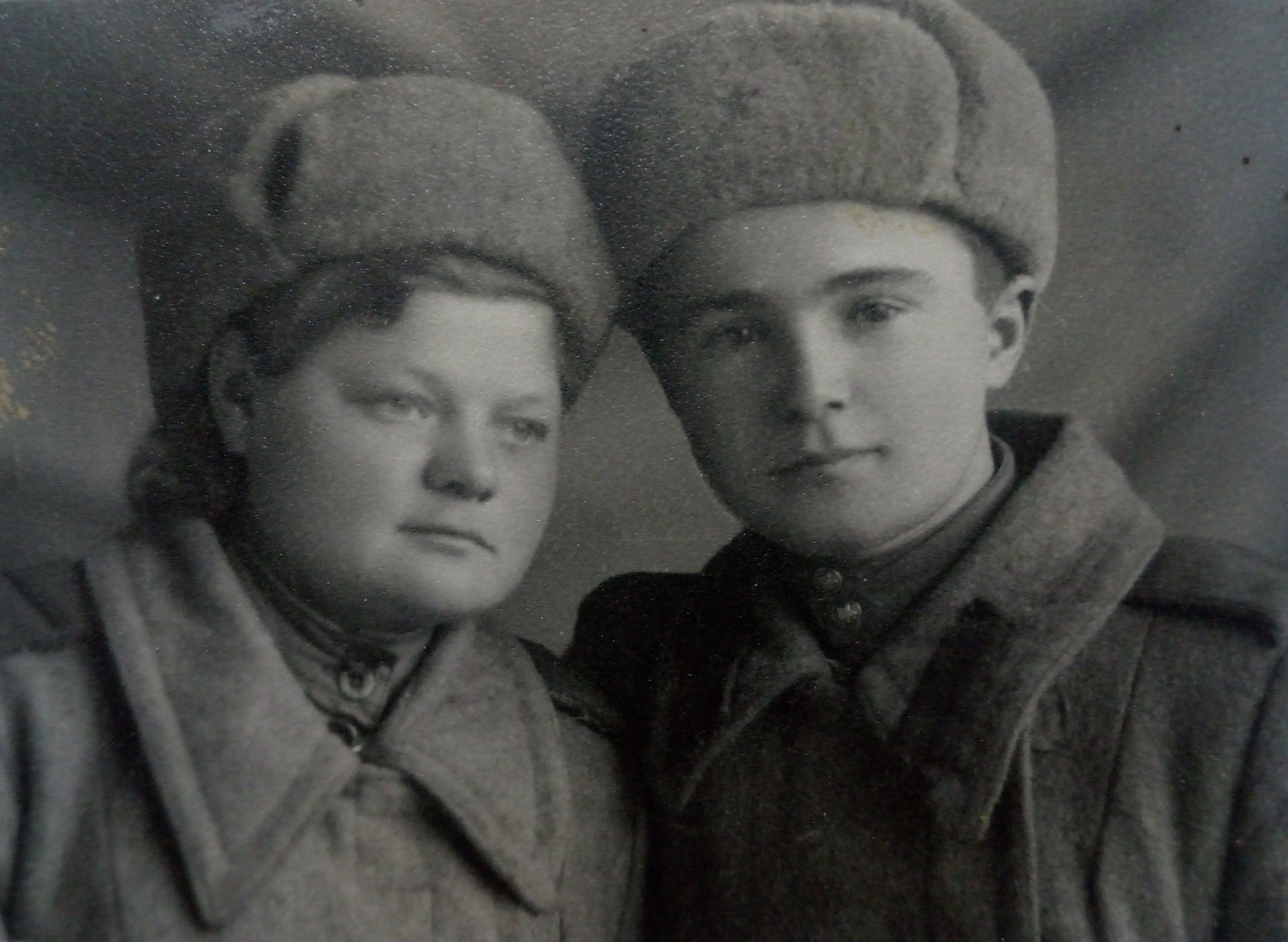 Евгения Никитина со своим товарищем и возлюбленным Петро Лозенко. Разведчик-радист погиб при выполнении одного из заданий командования Евгения Никитина со своим товарищем и возлюбленным Петро Лозенко. Разведчик-радист погиб при выполнении одного из заданий командования