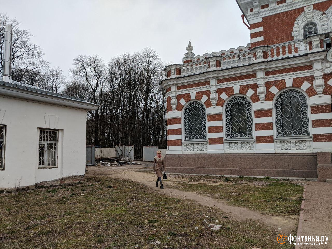 Петербуржцы проникают на кладбища, несмотря на запрет - 12 апреля 2020 -  ФОНТАНКА.ру