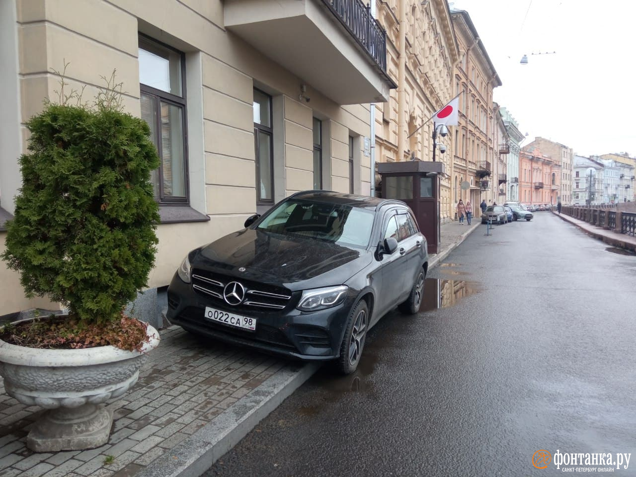 Михаил Боярский продолжает захватывать тротуар на набережной Мойки.  Очевидцы снова споткнулись о чёрный «Мерседес» - 24 ноября 2020 -  ФОНТАНКА.ру