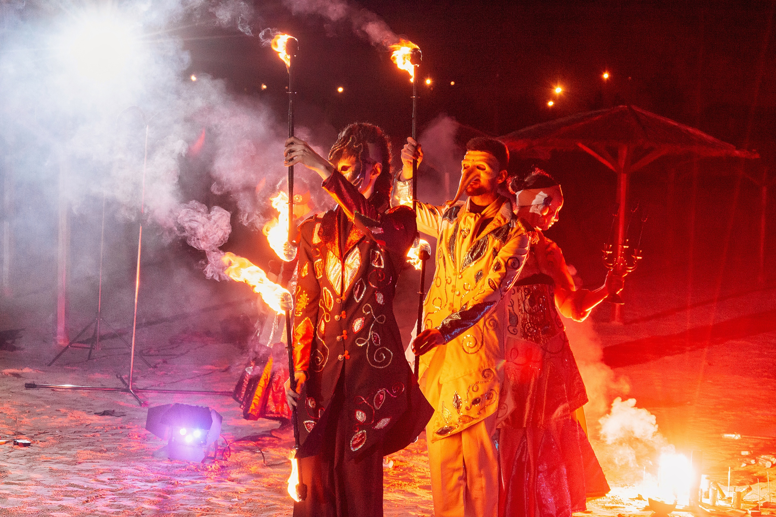На выступлениях этих артистов всегда жарко: они проводят костюмированные огненные шоу