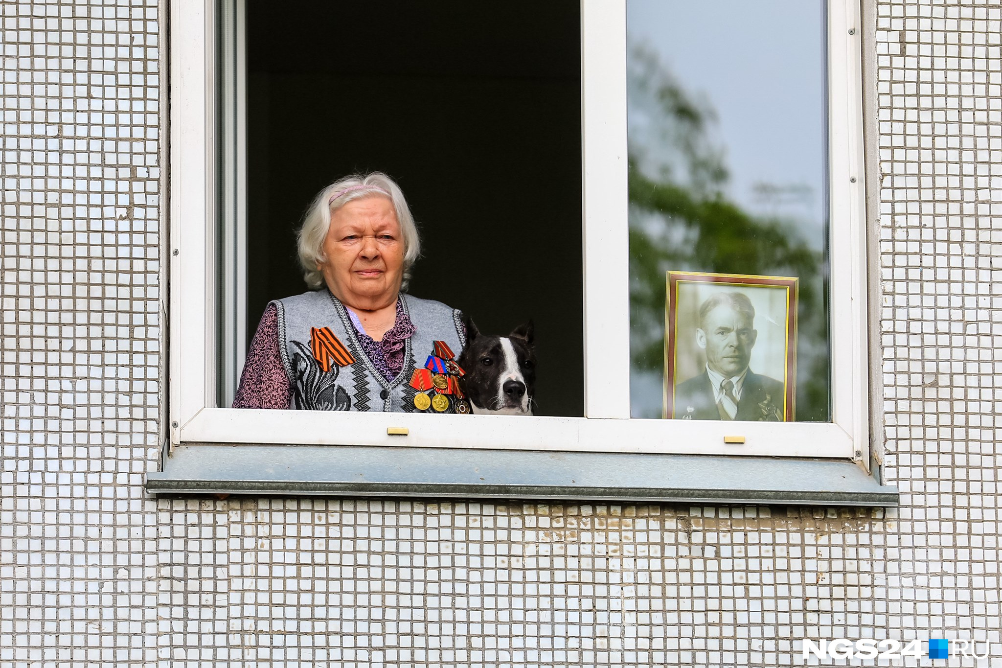 Это Красноярск. Ветераны застыли в окнах рядом с портретами своих родственников Это Красноярск. Ветераны застыли в окнах рядом с портретами своих родственников