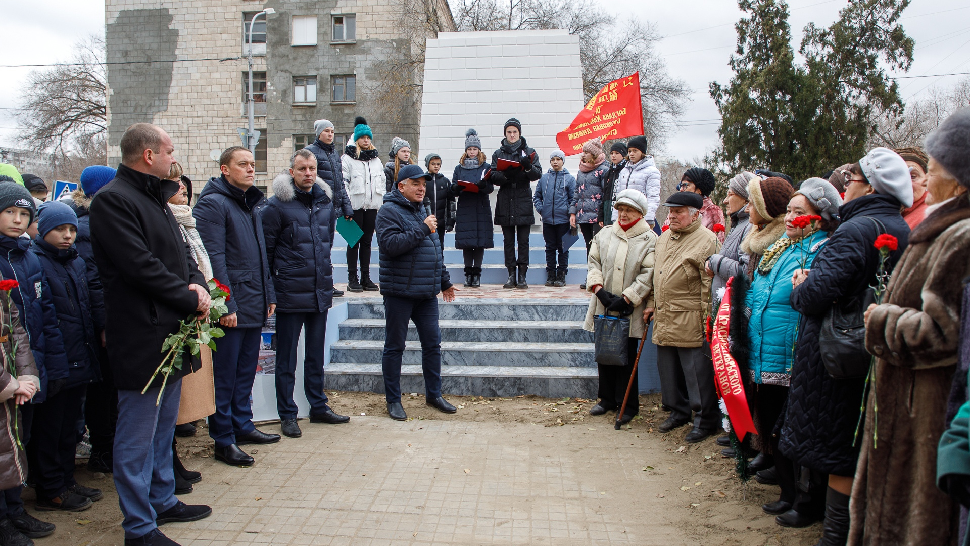 «Тому, что мы видим, суждено было случиться»: в Волгограде снова рушится братская могила защитников Сталинграда