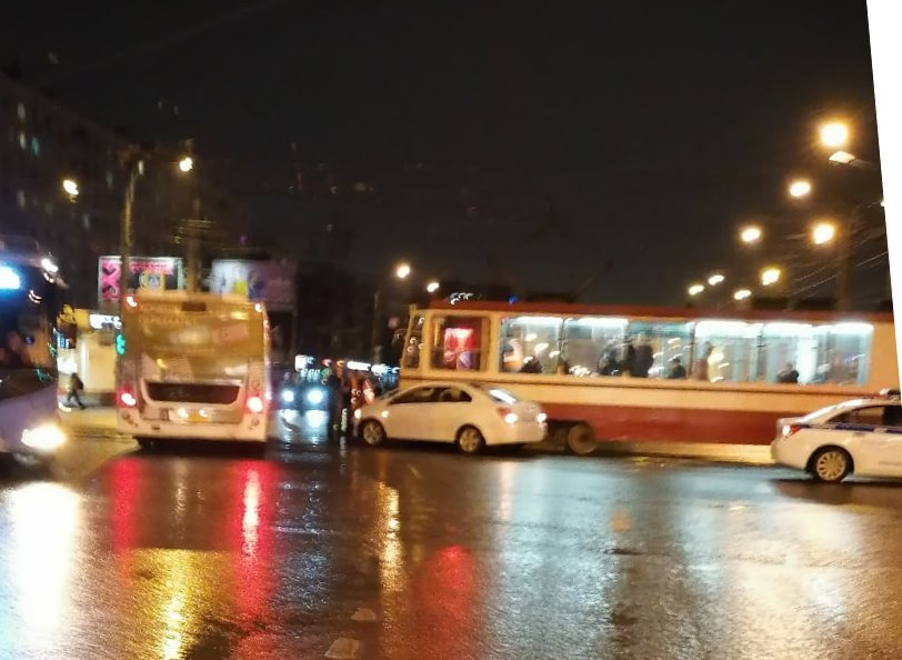 Упавший автобус в петербурге. Авобс петербурга упал. падение автобуса в питере. санкт-петербург автобус упал в реку.