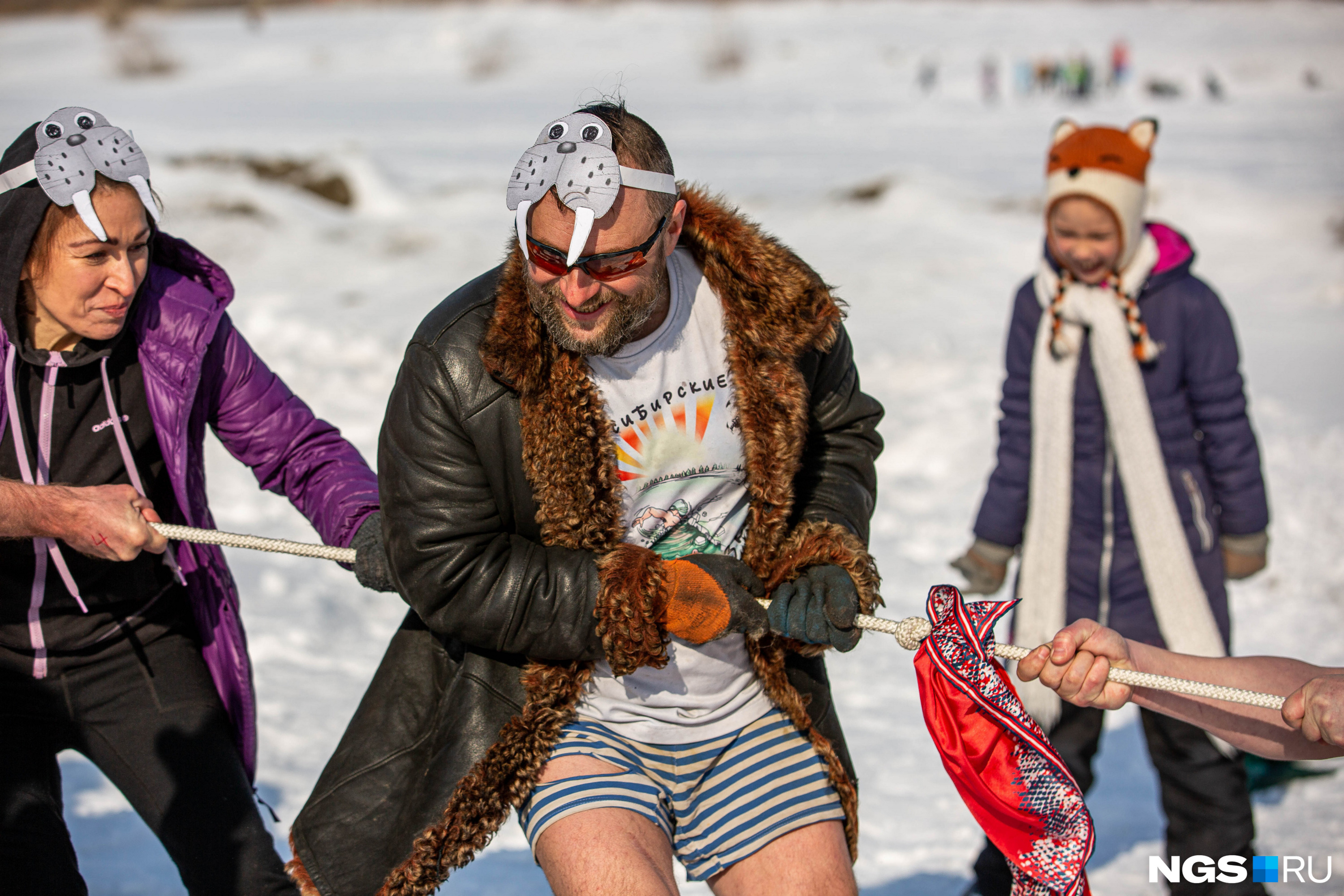 Тянули канат, конечно же, в купальниках Тянули канат, конечно же, в купальниках