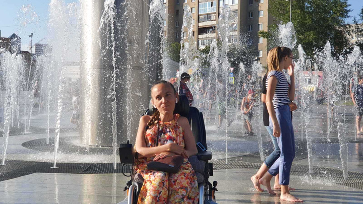 Сотрудники МЧС подняли девушку на инвалидной коляске на руках на десятый этаж