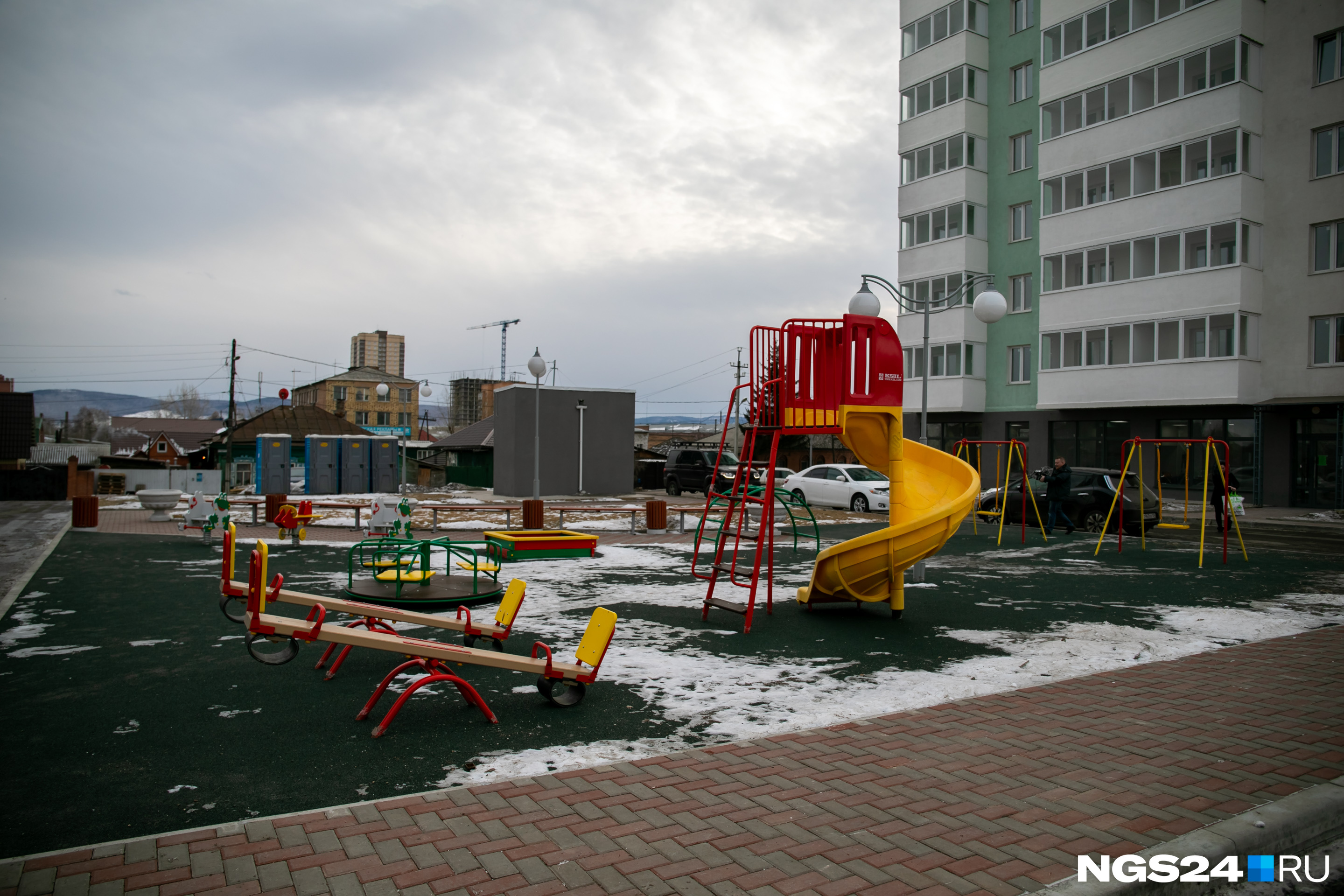 У двух домов один общий двор У двух домов один общий двор