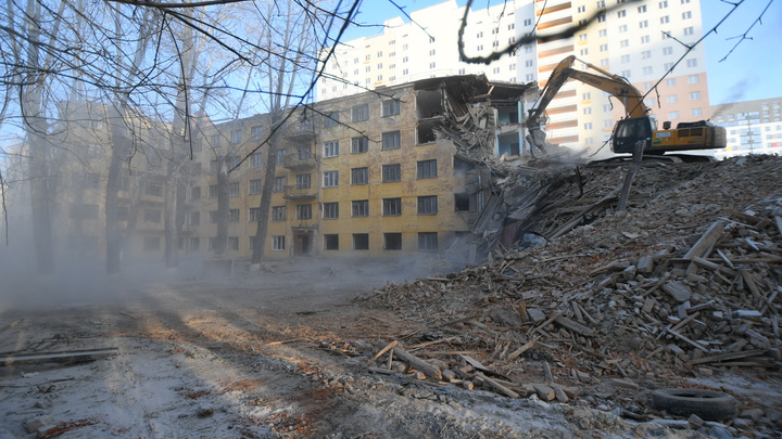 Четверть здания уже превратили в труху: в Екатеринбурге начали сносить старое общежитие УрФУ