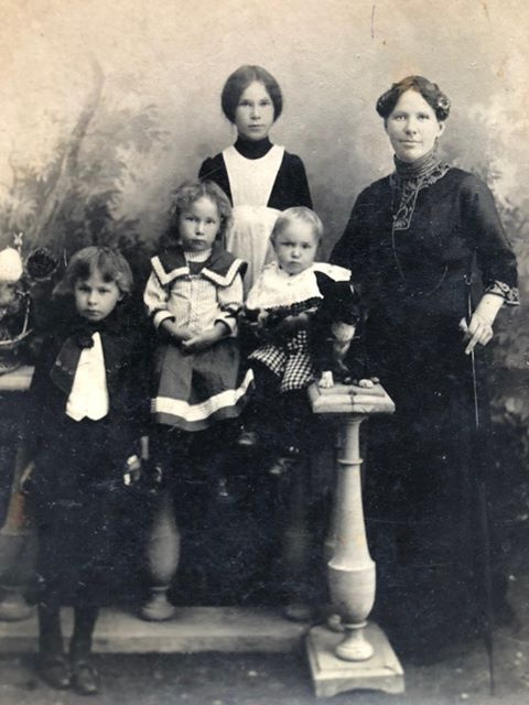 Самый маленький мальчик на этом фото — Николай, дедушка нашей читательницы. Он родился в 1913-м году, значит, на снимке примерно 1913–1914 год