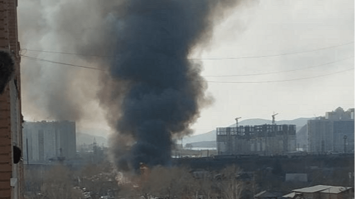На Судостроительной серьезный пожар: эвакуируют жителей
