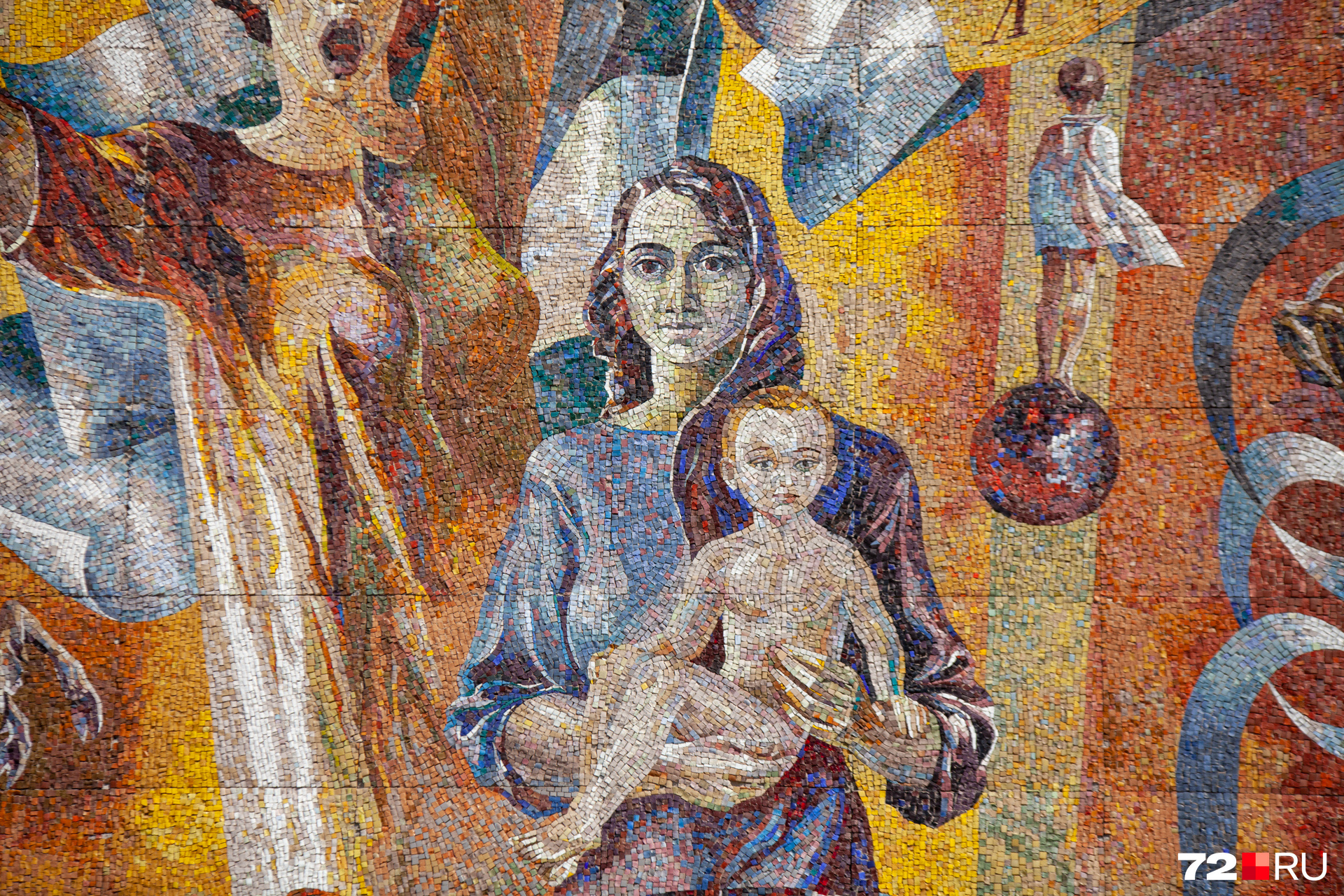 За матерью с ребенком стоит девочка на шаре — отсылка к картине Пикассо?