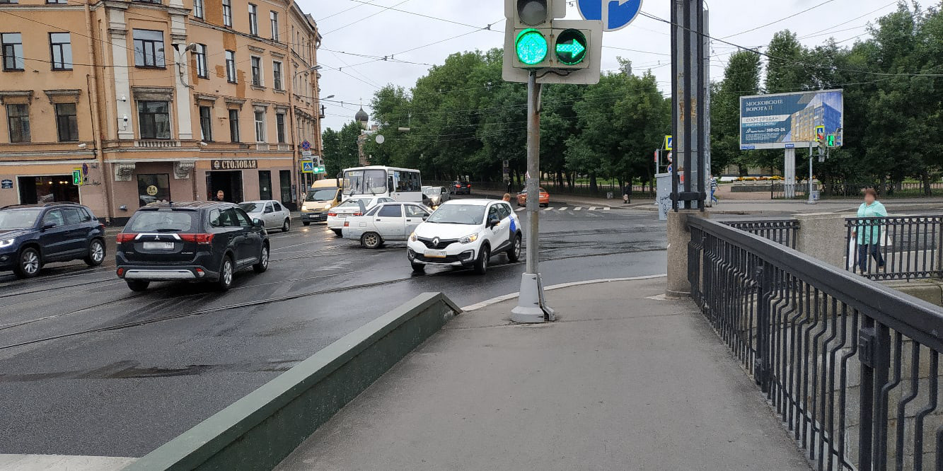 Водители каршерингов в Петербурге устроили два ДТП за утро. Один перевернулся прямо у кафе