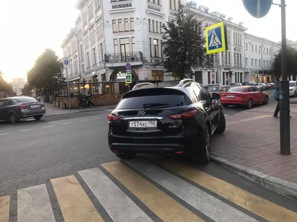Нужно иметь высокий уровень самоуверенности, чтобы запарковаться так в самом центре города Нужно иметь высокий уровень самоуверенности, чтобы запарковаться так в самом центре города