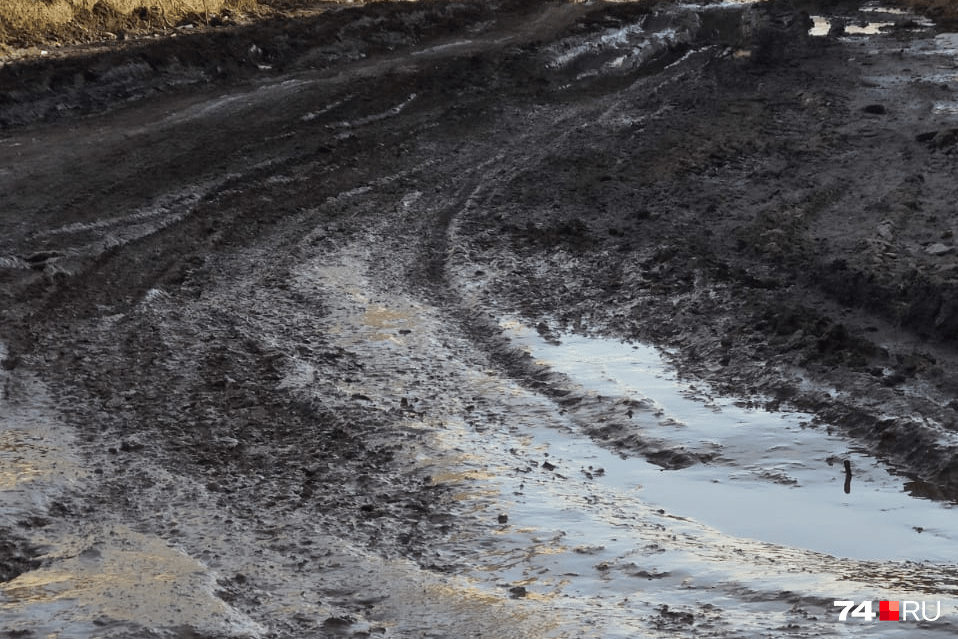 По такой грязи жителям посёлка Градский Прииск в Челябинске приходится пробираться в непогоду