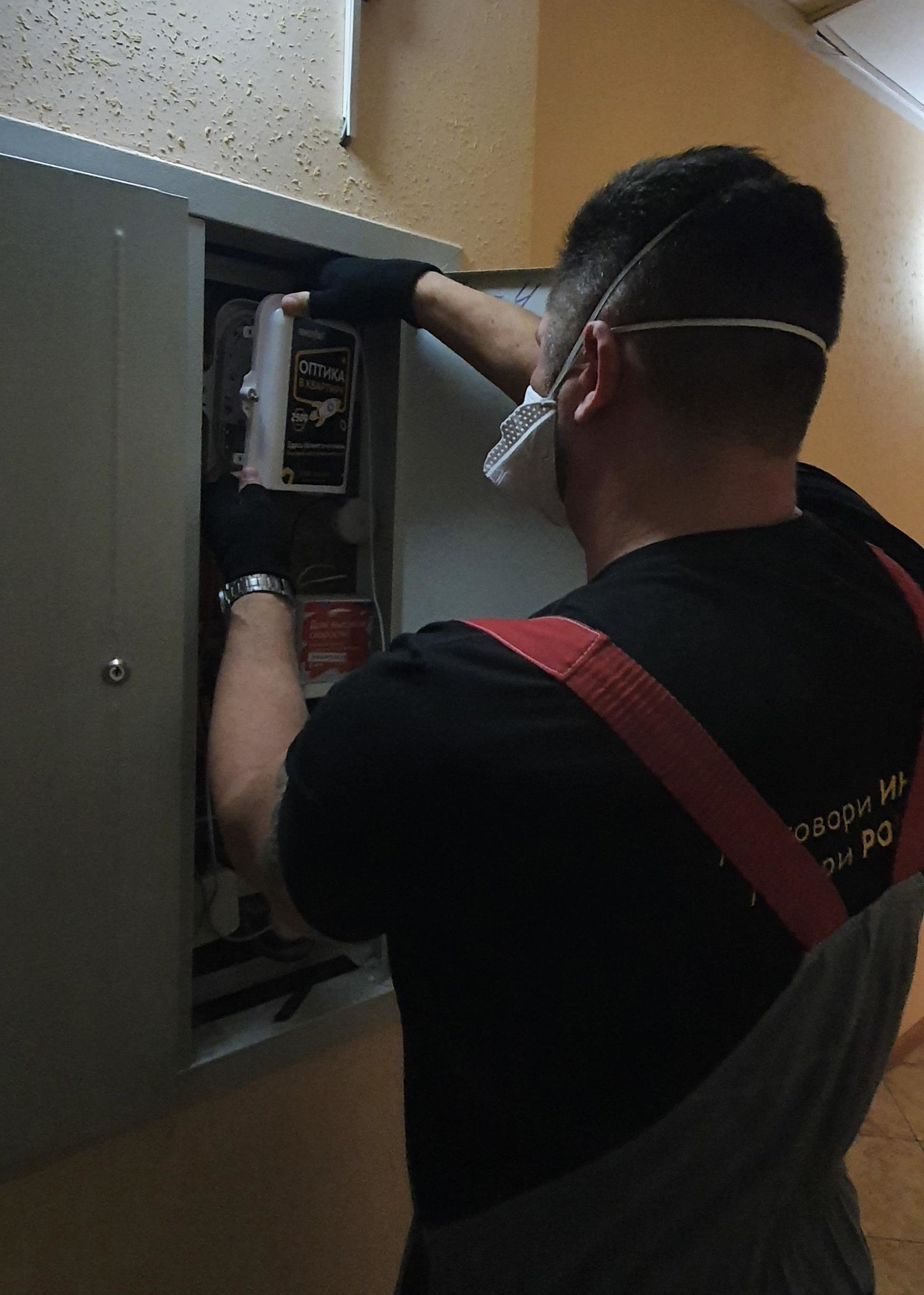 Александр Яковлев — сервис-инженер POWERNET подключает нового абонента по технологии «Оптика в квартиру» Александр Яковлев — сервис-инженер POWERNET подключает нового абонента по технологии «Оптика в квартиру»