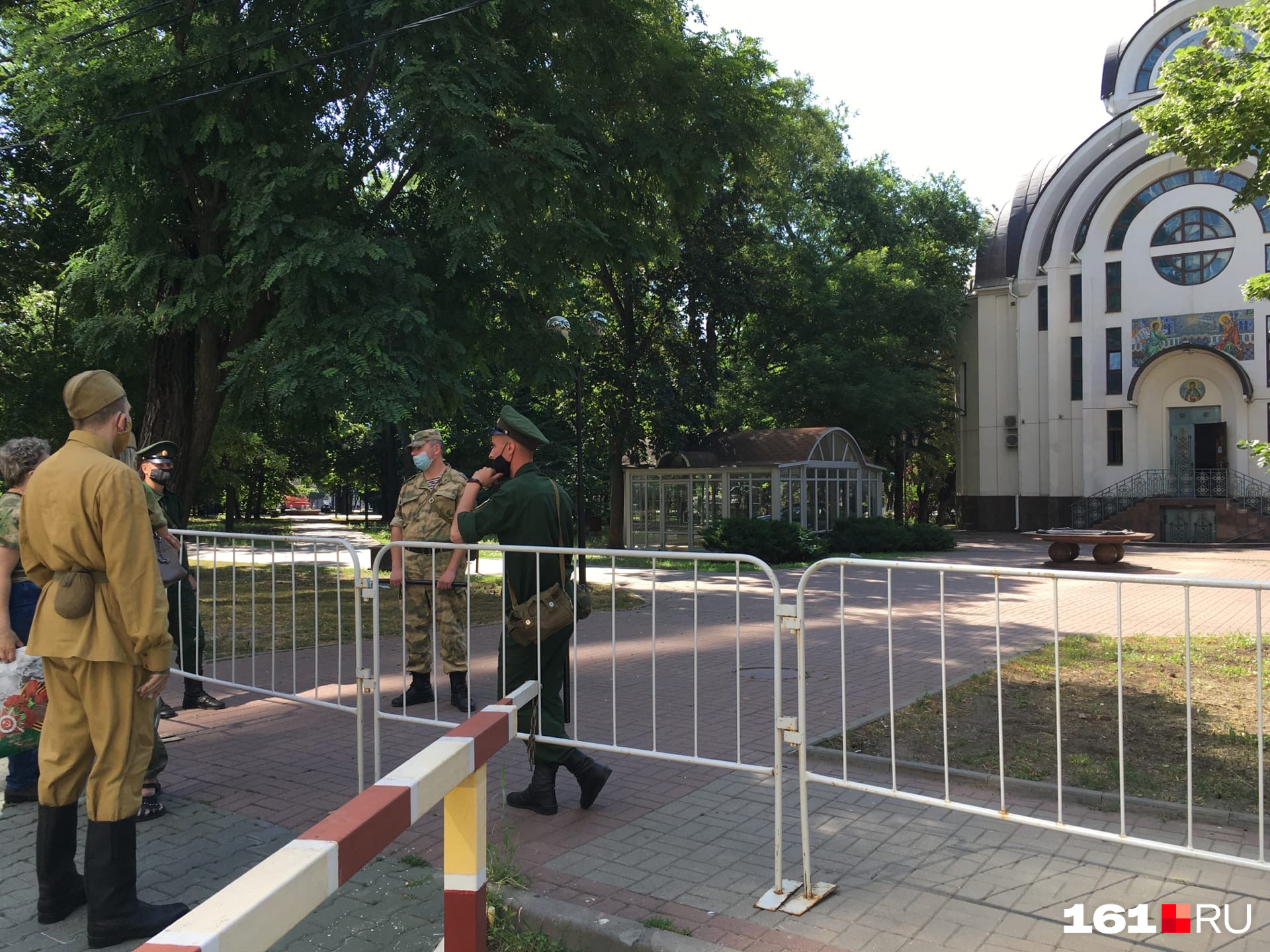 В Покровский сквер не пускают В Покровский сквер не пускают