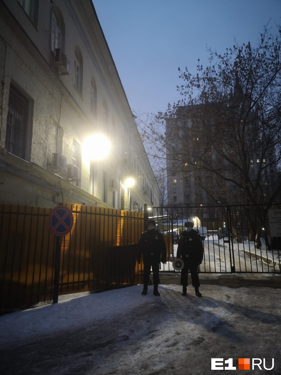 Полиция следит за порядком у здания суда Полиция следит за порядком у здания суда