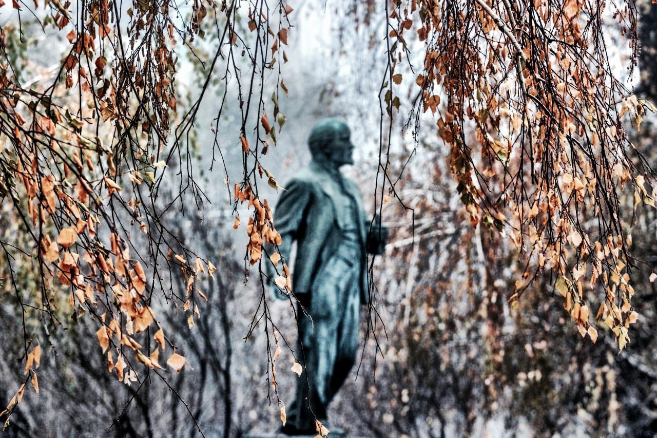 В тумане памятник Ленину выглядит как живой