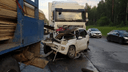 На выезде из Новосибирска «Тойоту» зажало между двумя грузовиками — пассажиры легковушки пострадали