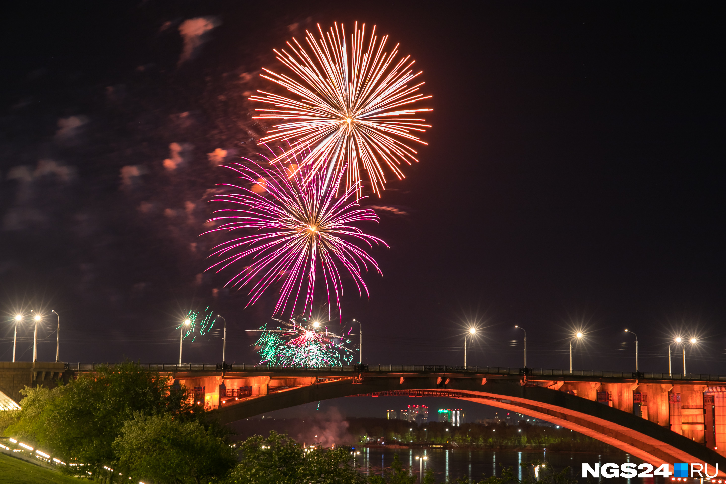 Слышно его было из всех районов города Слышно его было из всех районов города