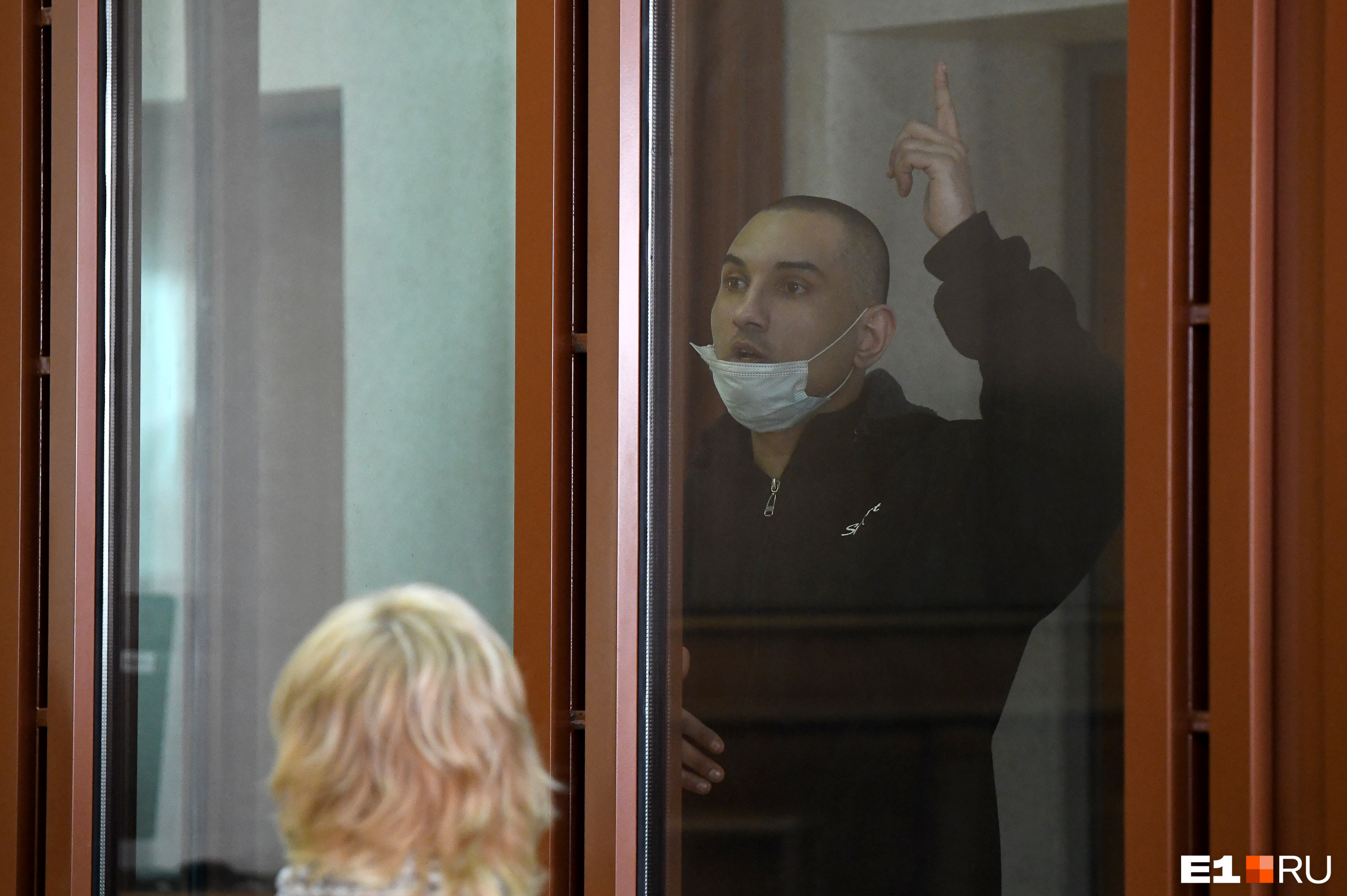 Михаил Федорович единственный из обвиняемых задает вопросы и вступает в полемику со свидетелями и потерпевшими