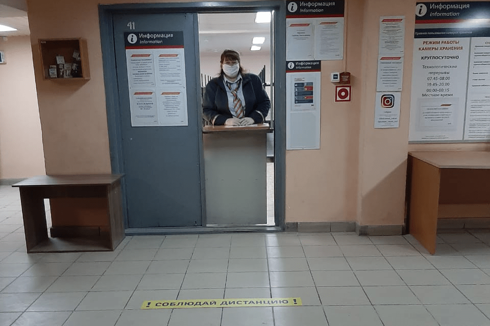 Сотрудники вокзалов работают в медицинских масках и перчатках