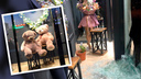 «Привет, 90-е!»: в Челябинске разбили витрину цветочного салона и украли больших игрушечных мишек
