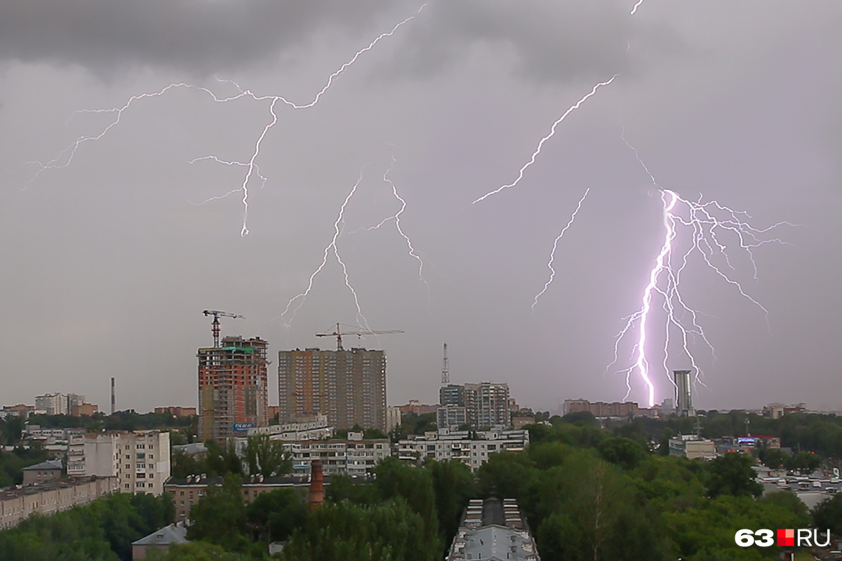 Погода город самара. Гроза в Тольятти лето 2022. Гроза и дождь. Ливень с грозой в городе. Гроза в городе.