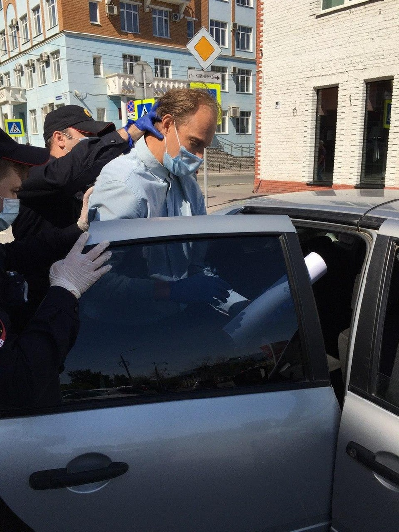 Сергея Ухова задержали и отвезли в полицию