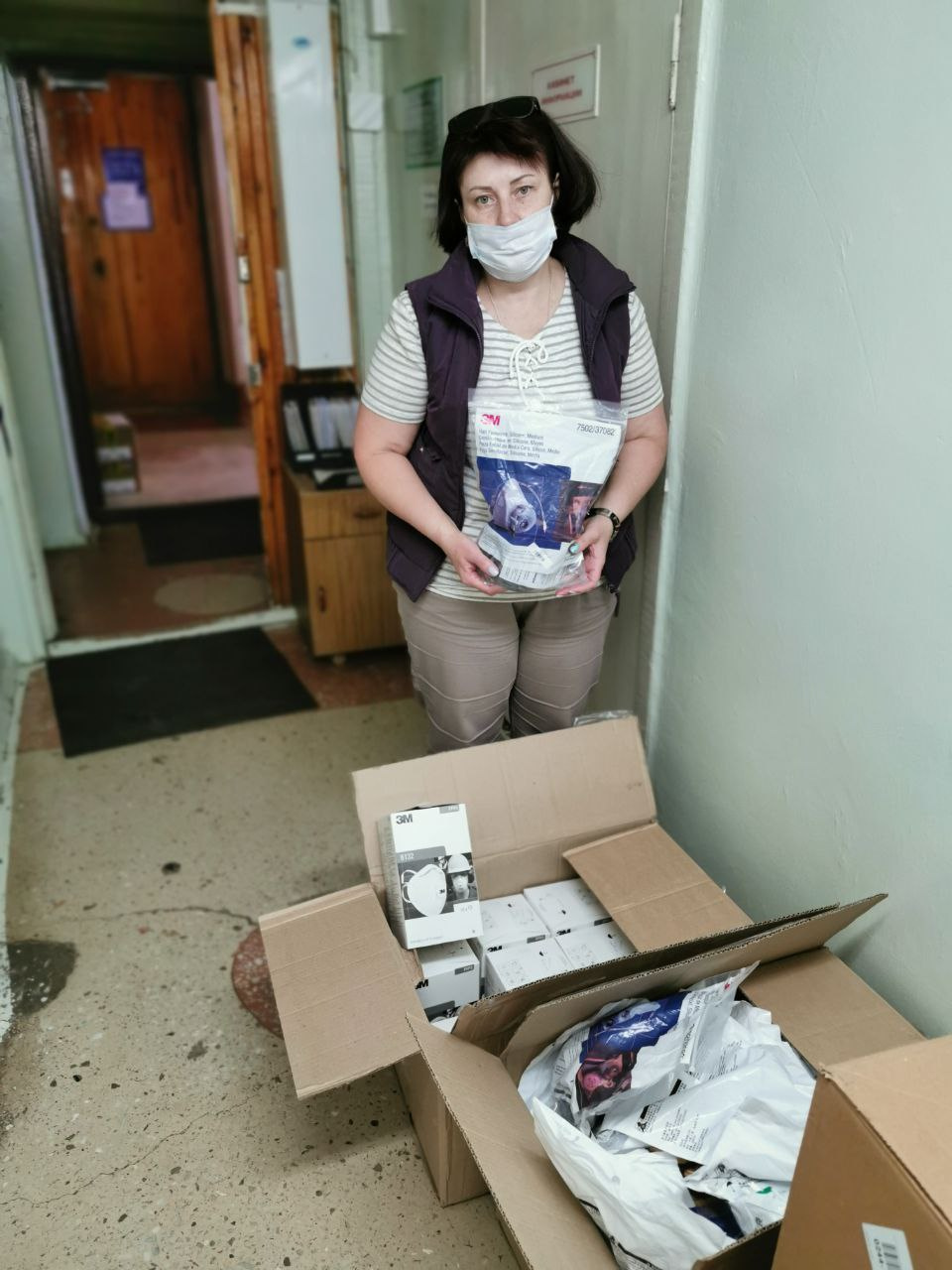 Чуть больше недели назад общественники доставили респираторы в 34-ю больницу Чуть больше недели назад общественники доставили респираторы в 34-ю больницу