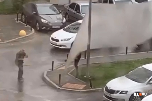 Ураган настиг мужчину, когда он шёл по листу поликарбоната