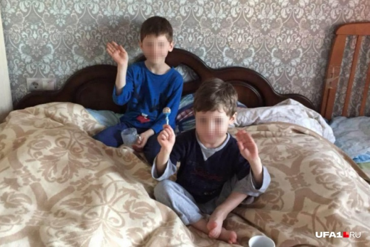 В день пропажи Илья (слева) и Вячеслав (справа) гостили у дедушки с бабушкой<br>