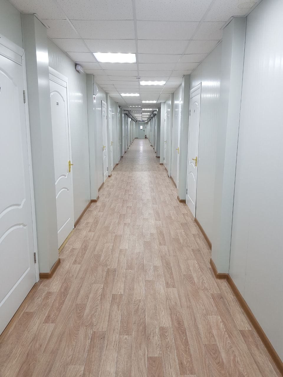 Внутри зданий — длинные коридоры и много-много комнат