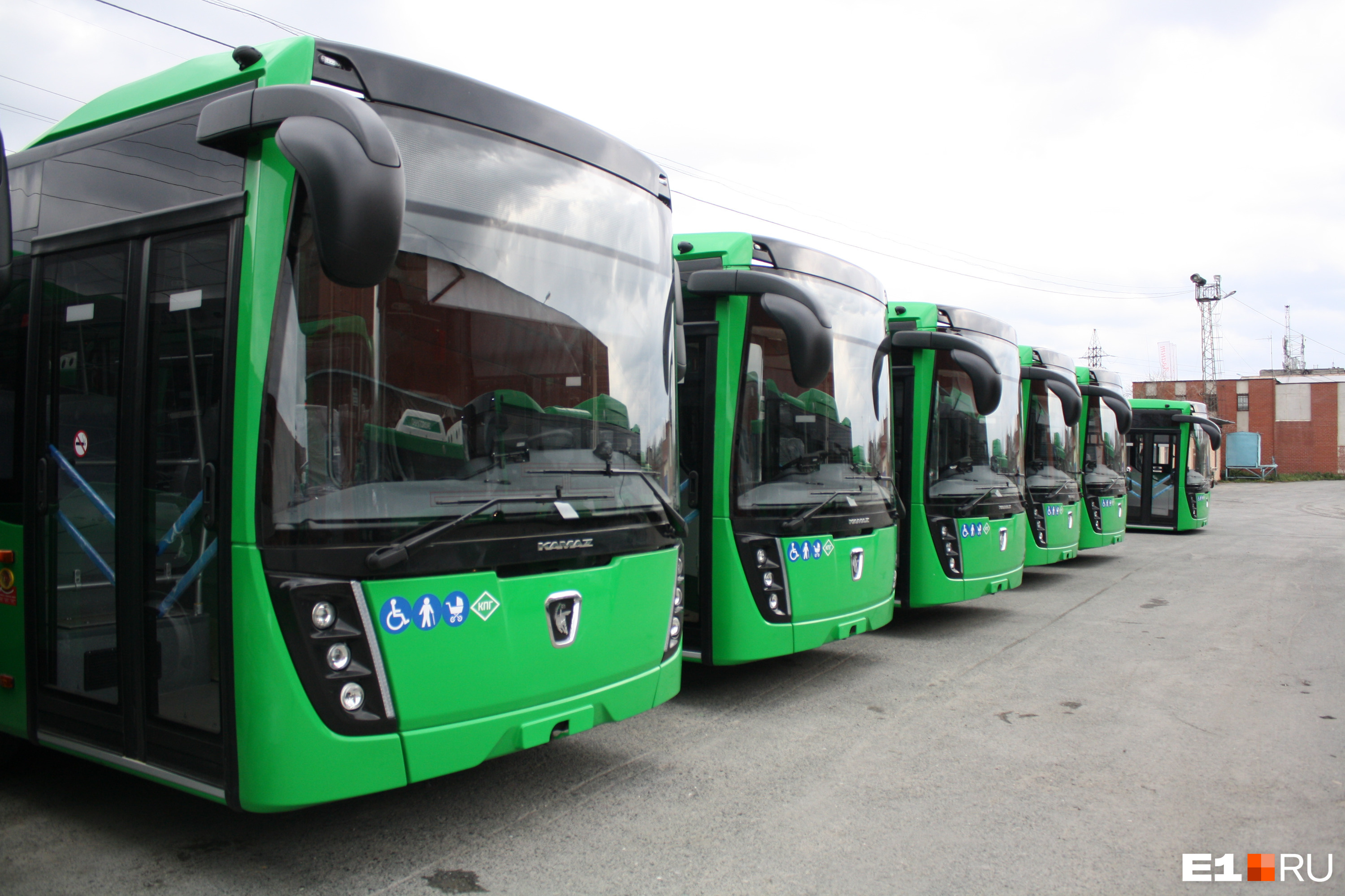 В 2020 году Екатеринбург получил в лизинг по федеральной программе 57 новых автобусов. А вот обновления трамваев и троллейбусов городу ждать еще долго