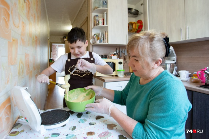Мавлиха, ухаживая за сыном, освоила навыки кондитера, женщина печёт вкусные торты, а сын ей помогает