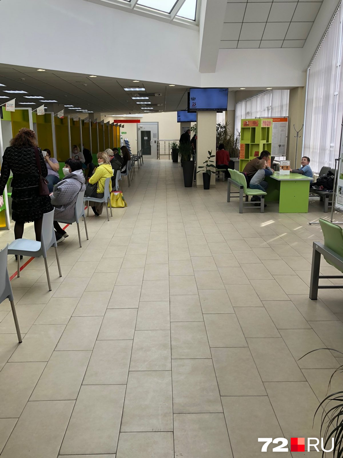 В многофункциональных центрах сейчас выдают уже готовые документы В многофункциональных центрах сейчас выдают уже готовые документы