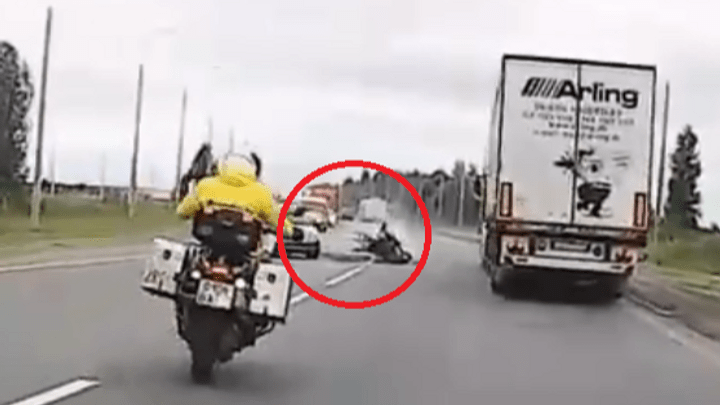 Легковушка выскочила с обочины: появилось видео страшного ДТП с мотоциклистом в Ярославле
