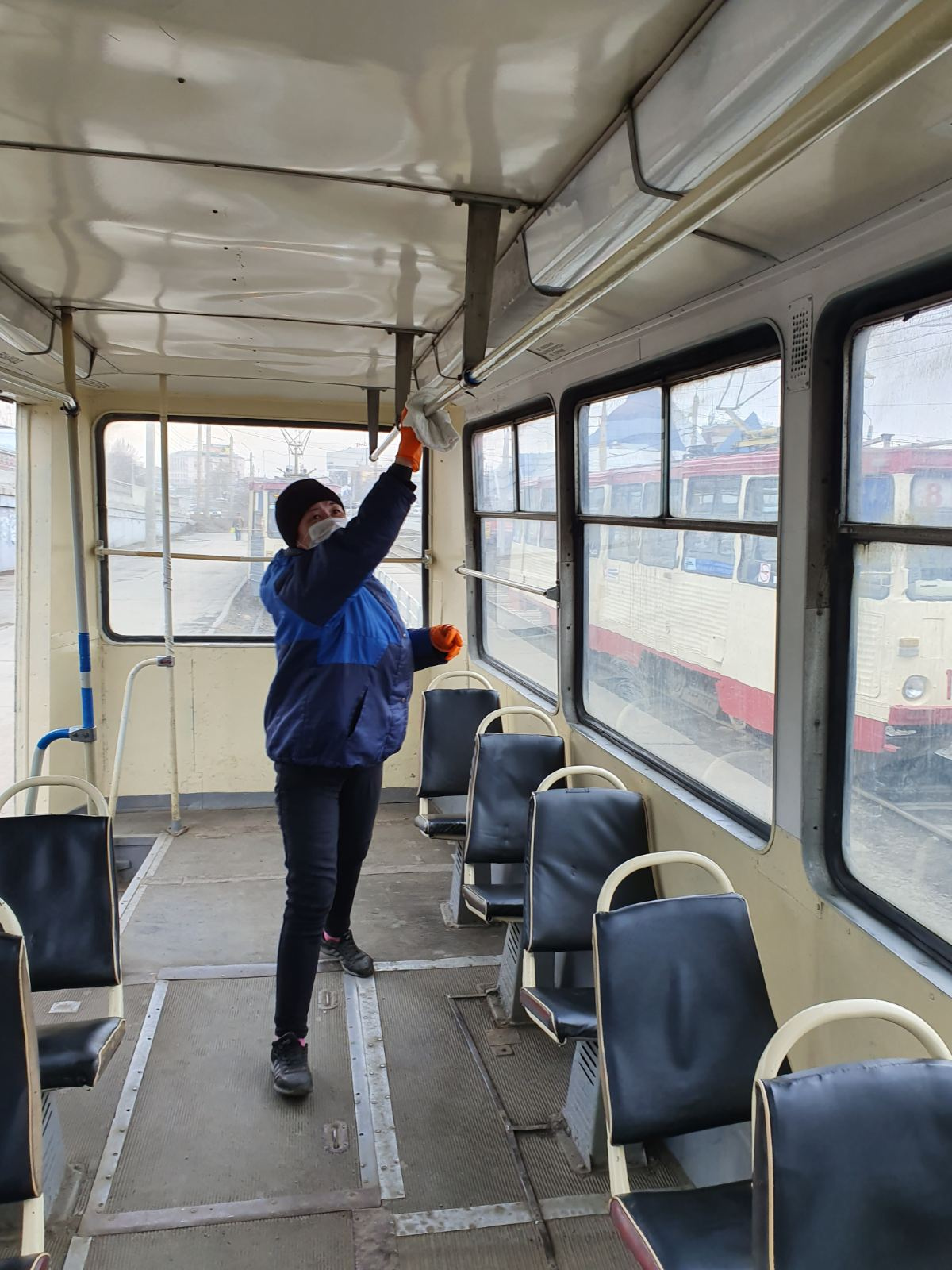 Поручни в трамваях и троллейбусах будут обрабатывать после каждого рейса